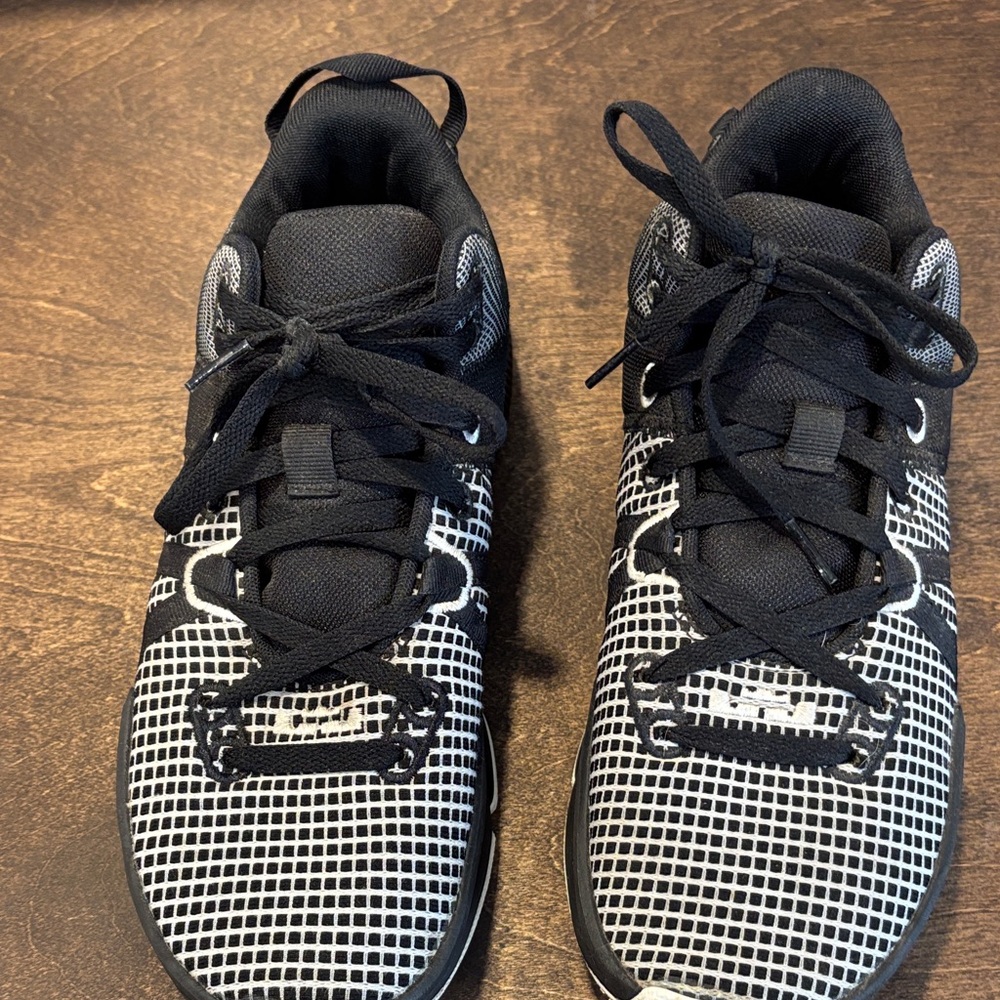 Nike LeBron Basketball Shoes - Picture 4 of 12